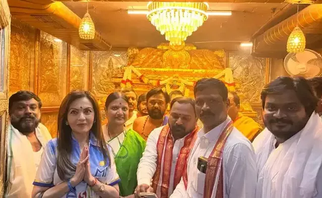 Mumbai Indians Nita Ambani visited balkampet yellamma temple in Hyderabad - Sakshi