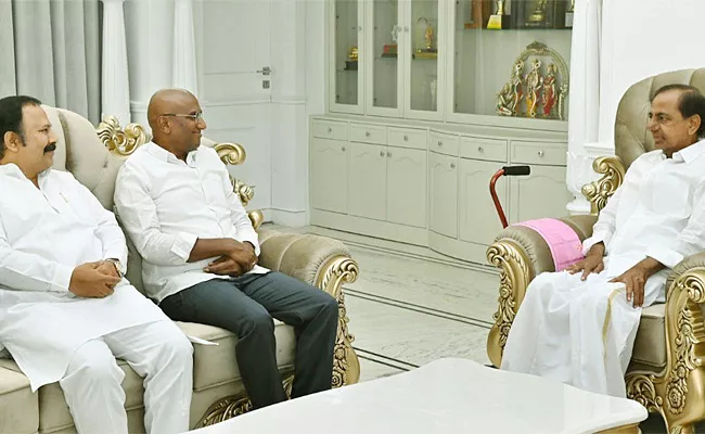 RS Praveen Kumar Meets KCR In Hyderabad - Sakshi