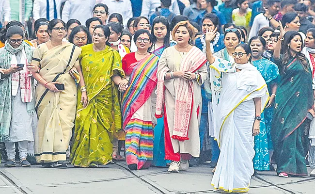Mamata Banerjee slams PM Narendra Modi - Sakshi