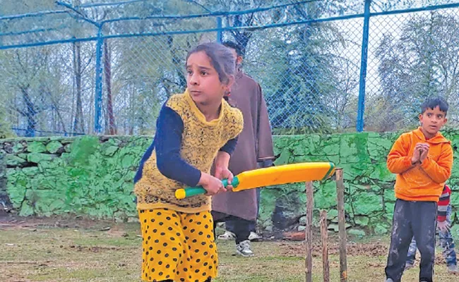 Sopore 9 year old cricket sensation wins hearts Sachin Tendulkar - Sakshi
