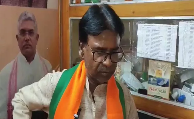 Viral: BJP candidate kisses woman in Bengal during campaign - Sakshi