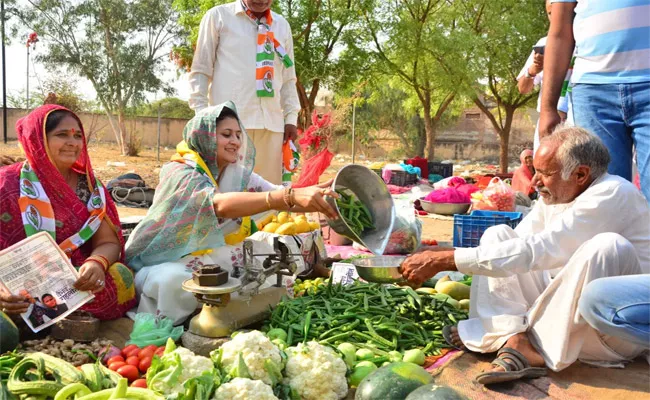 EX CM Ashok Gehlot Daughter in Law Sell Vegetables - Sakshi
