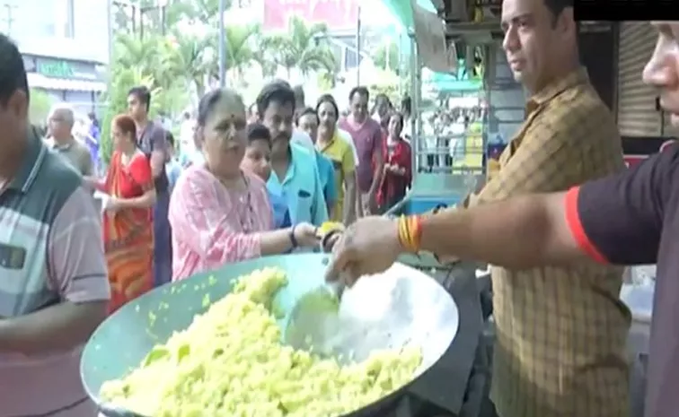 Free breakfast ice cream distributed to early voters in Indore