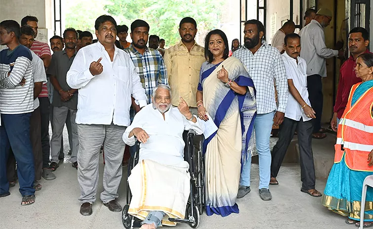 K Keshava Rao Cast His Vote In wheelchair hyderabad