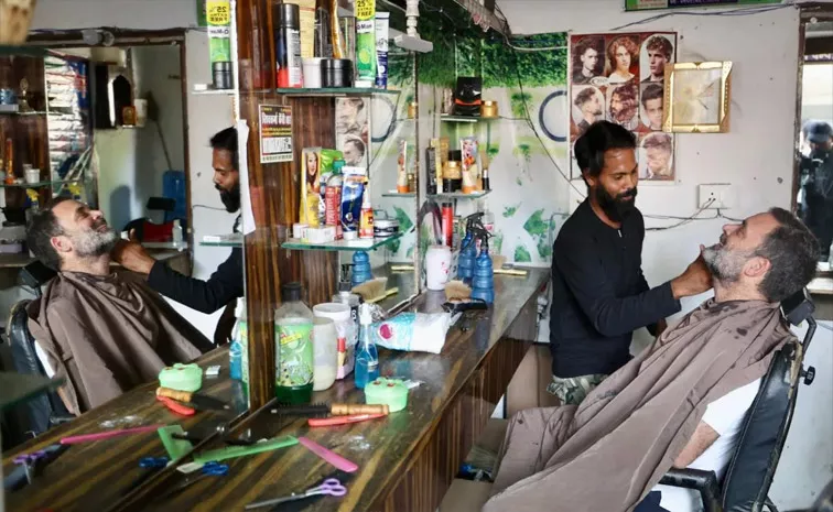 Rahul Gandhi Spotted At Roadside Barber Shop In Raebareli