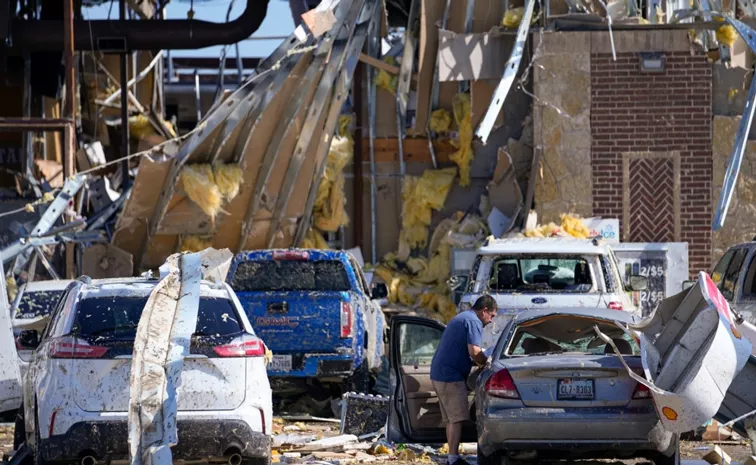 US: Powerful tornadoes kill 5 in Texas and Oklahoma, overturn trucks