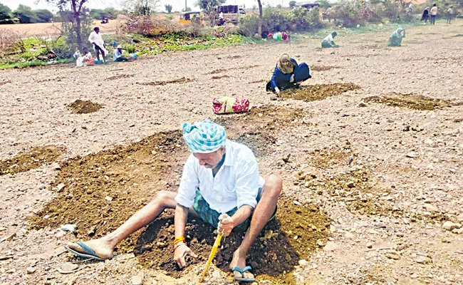 Villagers Hunting for Diamonds In Kurnool