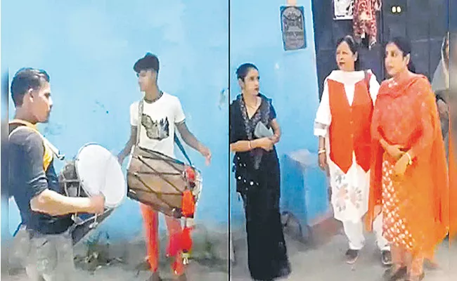 Father celebrates his daughter's divorce with a baraat