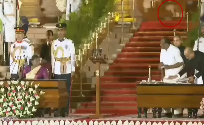 A video shows in which animal was seen strolling casually at the presidential palace during the swearing-in ceremony on Sunday.