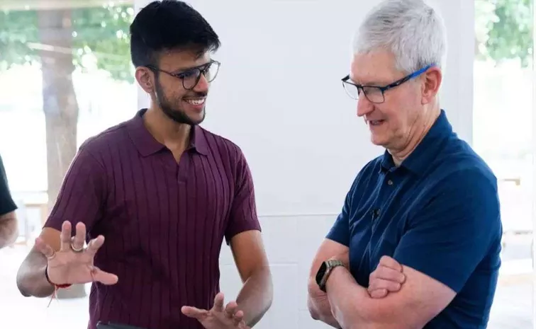 Apple CEO Tim Cook Meets Indian Student Developer Akshat Srivastava