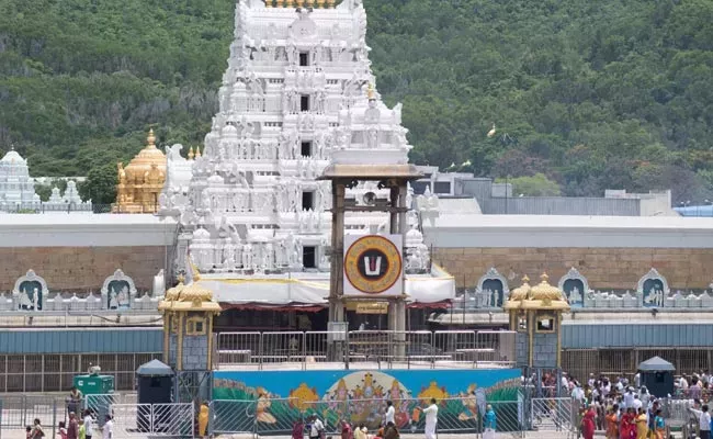 Huge Devotees Rush At Tirumala Tirupati Devasthanam 
