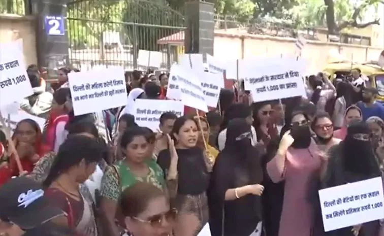 Women Protest Demands to rs 1000 Scheme APP Government