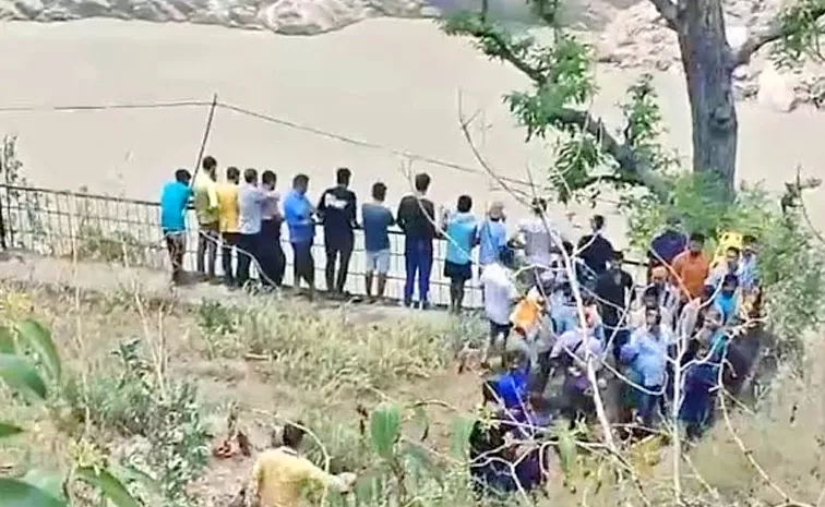 Tempo Traveller Fell into Alaknanda River