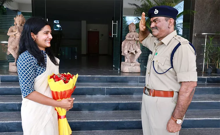 Ips Officer Venkateswarlu Salutes To His Trainee Ias Daughter Uma Harathi