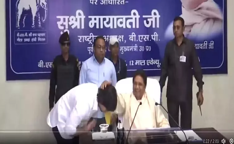 Mayawati holds a review meeting with party workers