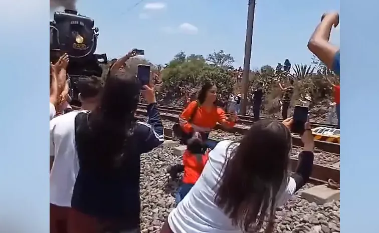 Mexican Woman Died While Taking Selfie Infront Train Video