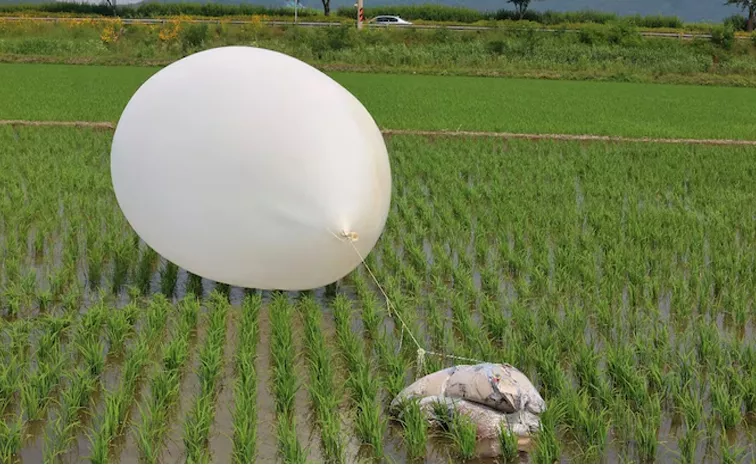 North Korea Throws Trash Baloons On Seoul