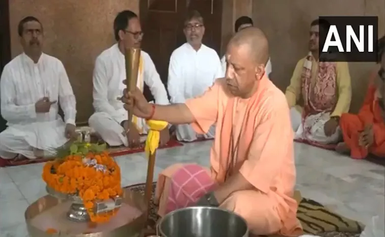 CM Yogi Worshipped in Gorakhnath Temple