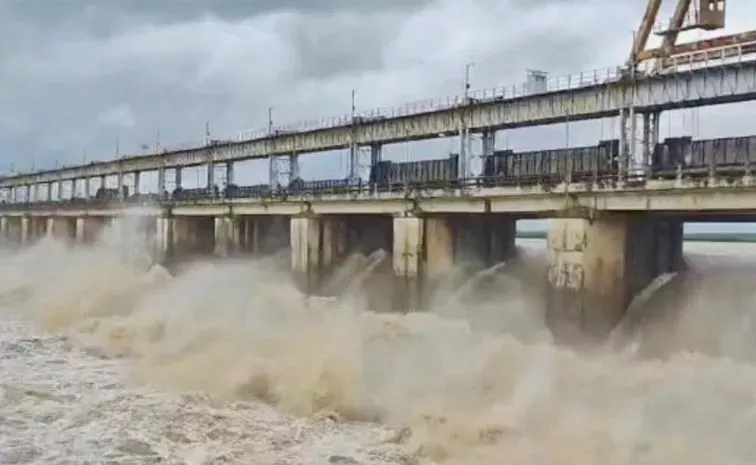 Heavy Water Flooded In Godavari Krishna River Filled Barrages July 23 Latest News Telugu