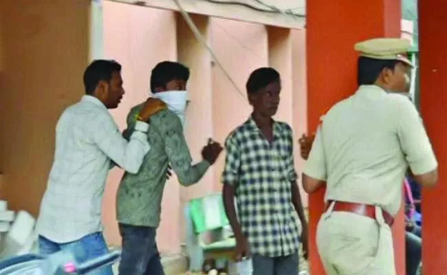 Police Custody Approved for Accused in Stone Attack on CM YS Jagan - Sakshi