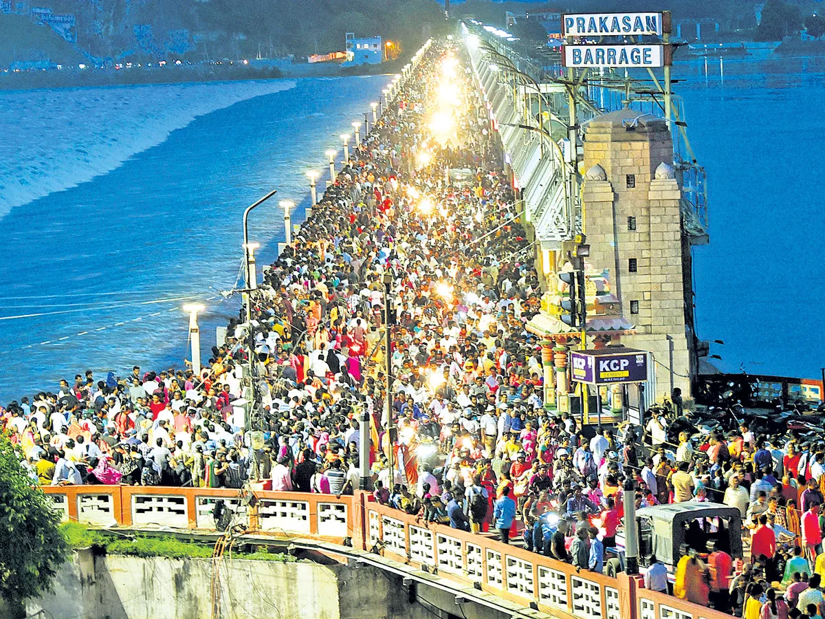 Huge Crowd At Prakasam Barrage Krishna Flood Photo Gallery - Sakshi