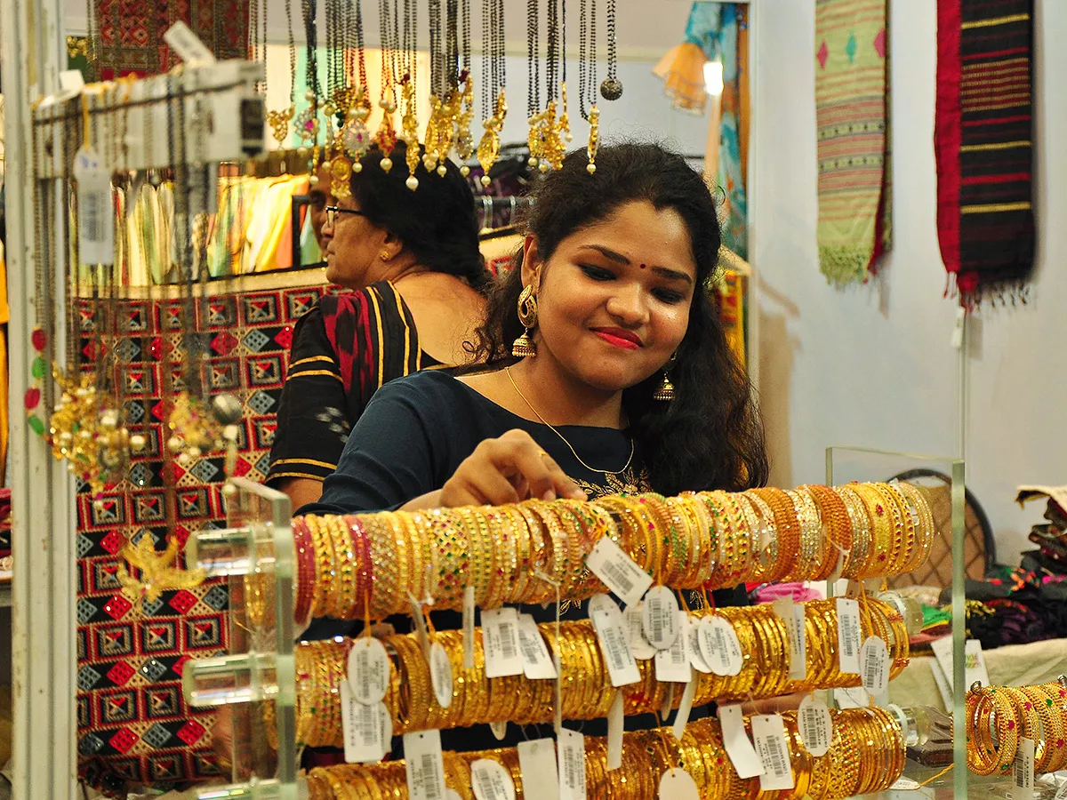 Akshaya Tritiya Offer : huge Rush at Gold Shops in Hyderabad
