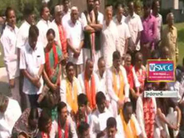 Congress leaders protest shifting of Dharna Chowk