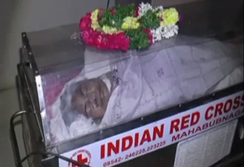 Son Donate his Mother Dead Body to Government Medical College - Sakshi