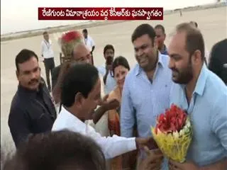 KCR Receives Grand Welcome at Renigunta Airport - Sakshi