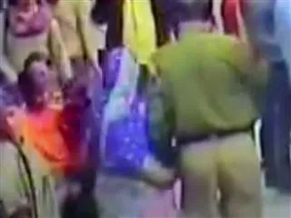 Head constable shames Delhi Police; caught on camera ‘helping’ thieves, suspended - Sakshi