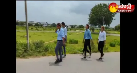 Womens Rowdy Gang Hulchul On Raod In Adilabad District