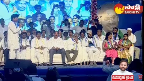 Huge Crowd In Jaggayyapeta Samajika Sadhikara Bus Yatra