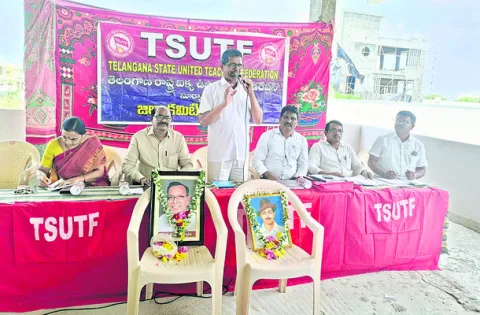 ప్రభుత్వ ఉద్యోగులకు పెండింగ్‌ డీఏలు ప్రకటించాలి