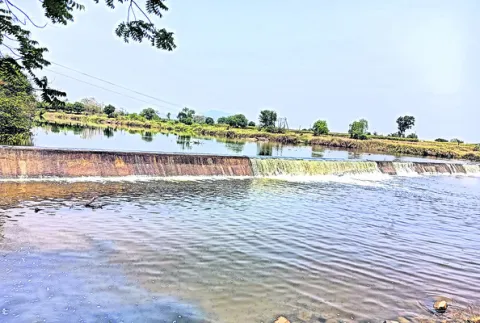 మండుటెండలో.. మత్తడి
