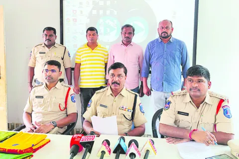 అంతర్రాష్ట్ర చీరల చోరీ ముఠా అరెస్టు 