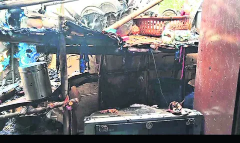 ఇల్లందలో గుడిసె దగ్ధం
