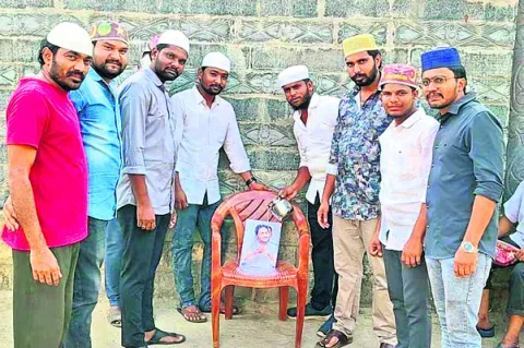 జననేతకు పాలాభిషేకం