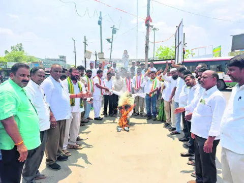 కాంగ్రెస్‌ ఆధ్వర్యంలో ప్రధాని దిష్టి బొమ్మ దహనం 