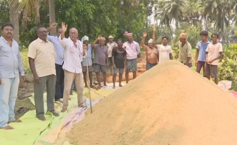 Innovative Protest By Farmers In Pithapuram