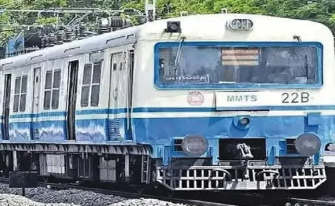 A Woman Hyderabad Creates Drama After Jumping pff MMTS3