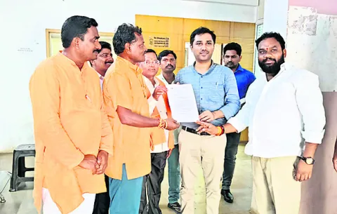 కలెక్టర్‌కు విశ్వహిందూ పరిషత్‌ వినతిపత్రం

