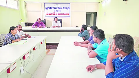 దుకాణాల వేలానికి స్పందన కరువు