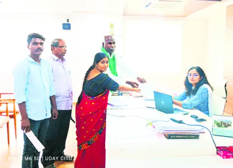 పెద్దముడియం డీటీ, ఆర్‌ఐలపై చర్య తీసుకోవాలి 