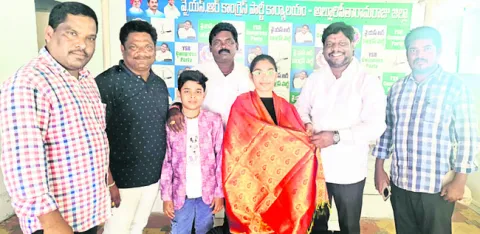 షర్మిలకు పాడేరు ఎమ్మెల్యే విశ్వేశ్వరరాజు సత్కారం 
