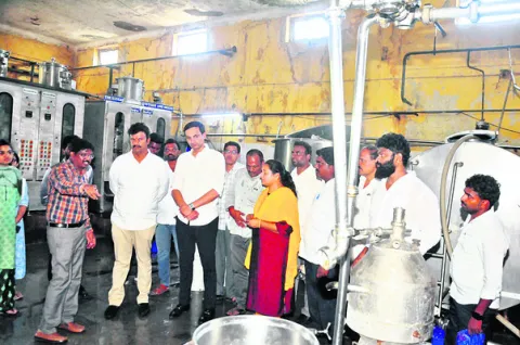పాడి రైతుల సంక్షేమానికి కృషి