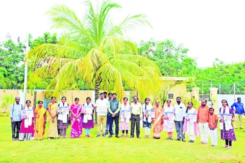 సర్కారు స్కూళ్లలోనే విద్యార్థులకు బంగారు భవిష్యత్‌