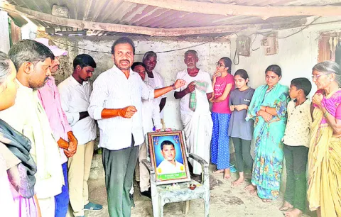 రైతు కుటుంబాలను ఆదుకోవాలి 