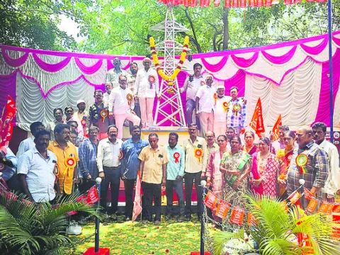 విద్యుత్‌ ఉద్యోగుల డిమాండ్లను పరిష్కరించాలి