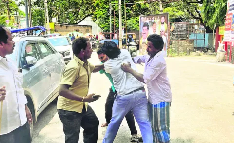జెండా దిమ్మె ఏర్పాటుపై కార్మిక సంఘాల గొడవ