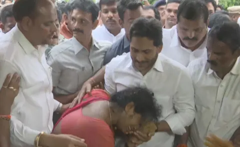 Jagan Pay Condolences to Simhachalam Victims Emotionally Console Family2
